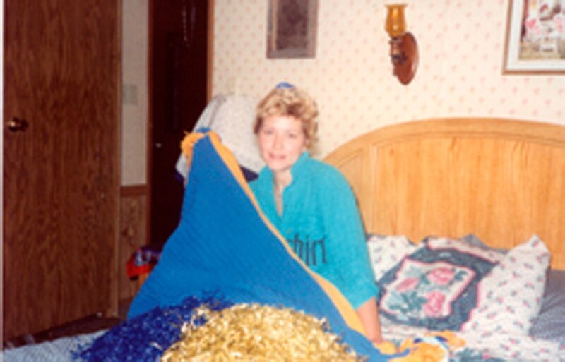 Die Frau sitzt auf dem Bett – Bild: box /​ © Crime + Investigation /​ A+E Networks