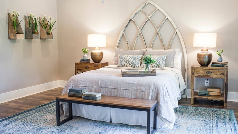 The newly remodeled bedroom in the Whyte residence, as seen on Fixer Upper. – Bild: Jennifer Boomer/​Getty Images /​ HGTV /​ Scripps (Focus);HFXUP307_195741_ /​ HGTV/​Scripps Networks, LLC