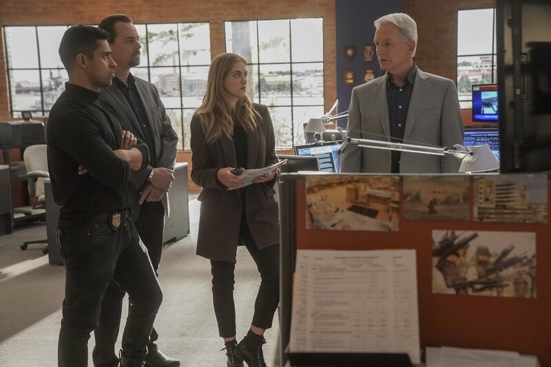 (v.l.n.r.) Nick Torres (Wilmer Valderrama); Timothy McGee (Sean Murray); Ellie Bishop (Emily Wickersham); Leroy Jethro Gibbs (Mark Harmon) – Bild: CBS Broadcasting, Inc. All Rights Reserved /​ Sonja Flemming