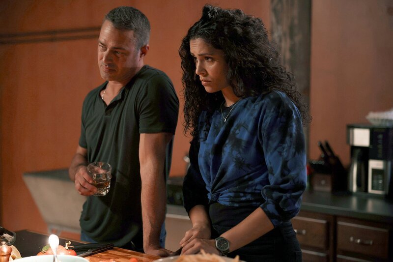Frühstück vor der Schicht: Taylor Kinney als Kelly Severide, Miranda Rae Mayo als Stella Kidd – Bild: SRF/​NBC Universal