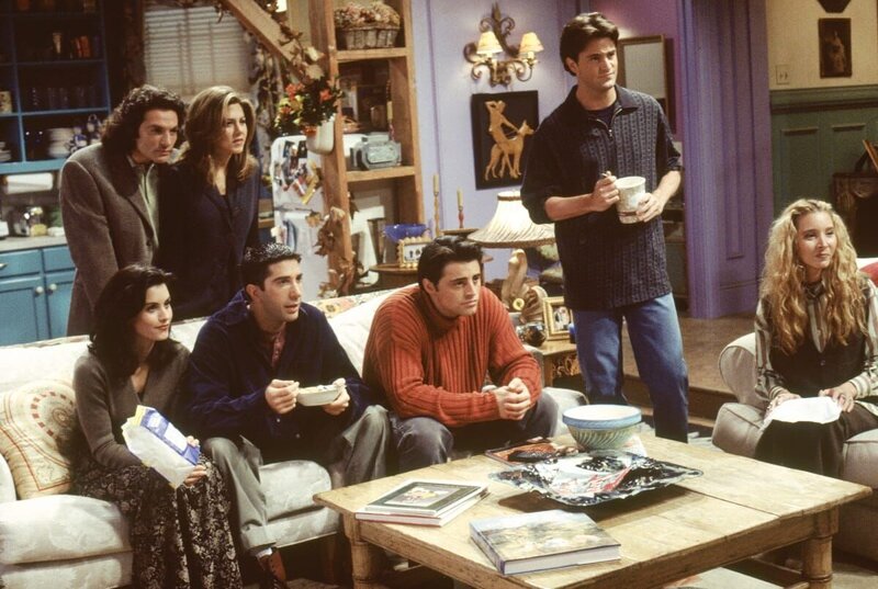 (v.l.n.r.) Monica Geller (Courteney Cox); Paolo (Cosimo Fusco); Rachel Green (Jennifer Aniston); Ross Geller (David Schwimmer); Joey Tribbiani (Matt LeBlanc); Chandler Bing (Matthew Perry); Phoebe Buffay (Lisa Kudrow) – Bild: Warner TV Comedy