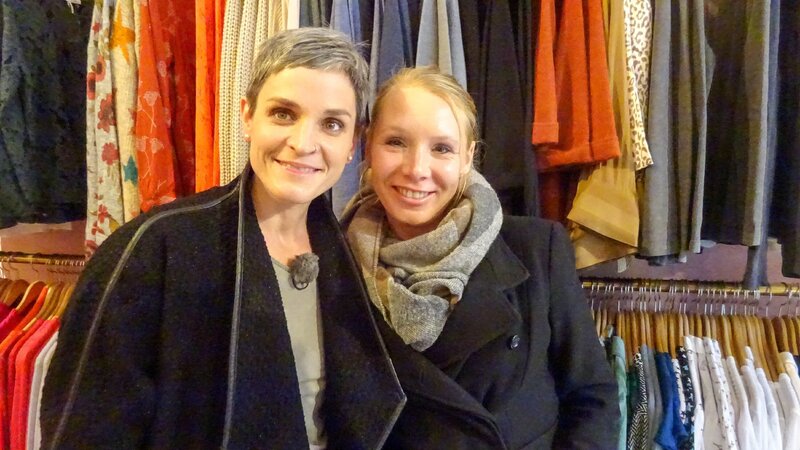 Kandidatin Lisa (l.) mit Shoppingbegleitung Sarah – Bild: MG RTL D /​ Constantin Ent.