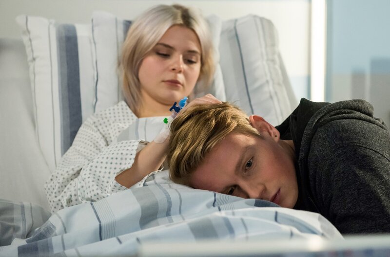 Ann-Sophie Marschall (Carlotta Truman, l.); Justin Wenzel (Lukas Zumbrock, r.) – Bild: ARD/​Jens Ulrich Koch