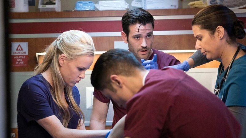 V.l.: Dr. Sam Zanetti (Julie Berman), Dr. Ethan Choi (Brian Tee), Dr. Connor Rhodes (Colin Donnell), Nurse Doris (Lorena Diaz) – Bild: TVNOW /​ NBC Universal