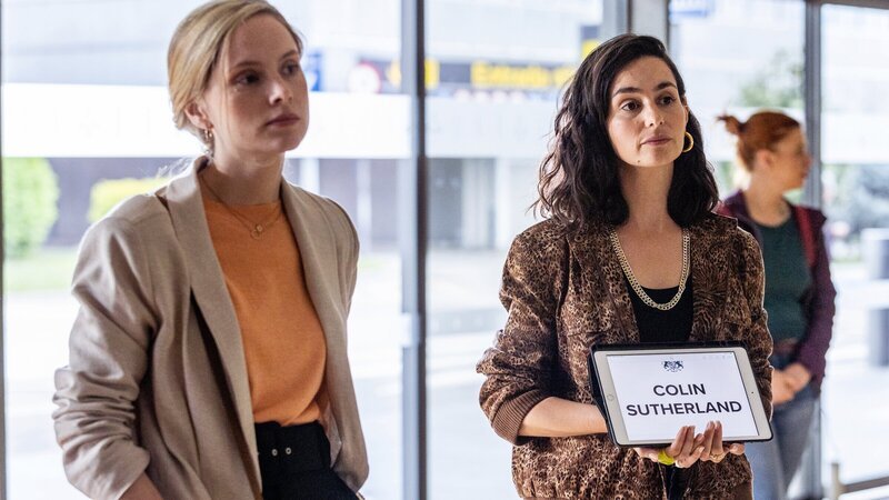 Ernste Lage: Am Flughafen Barcelona erwarten Laura Simmonds (Sophie Rundle, l.) und Alba Ortiz (Serena Manteghi) Colin Sutherland. Colins Sohn Jay wurde tot aufgefunden. – Bild: ZDF