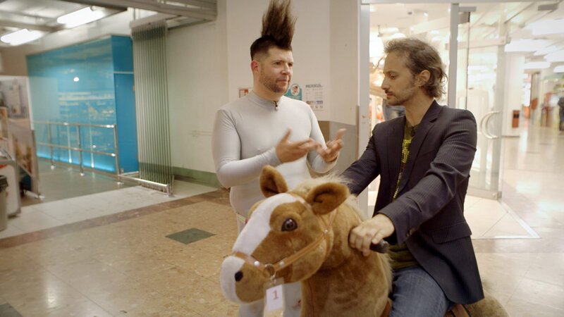 Michael Ostrowski unterwegs mit Performance Künstler und DJ Peter Bäcker. – Bild: 3sat