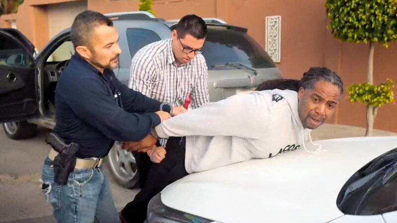 Die „Fugitive Hunters“ verfolgen einen kalifornischen Mann, der wegen Drogen- und Waffenhandels gesucht wird – Bild: Crime + Investigation /​ A+E Global Media