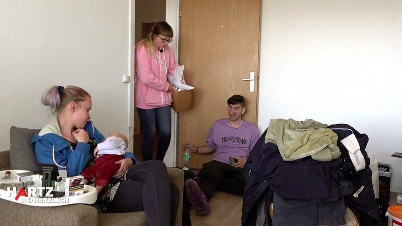 Jasmin und Maik geben in den nächsten Tagen ihre Wohnung ab. Heute kommt noch einmal Schwester Cindy (li.) in der leeren Dreizimmerwohnung vorbei. Sie kann nicht nachvollziehen, wie Jasmin und Maik ihren Auszug in die Länge ziehen. – Bild: RTLZWEI
