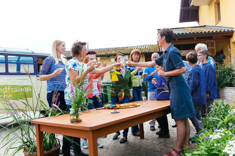 Zur Begrüßung gibt es eine kleine kulinarische Stärkung. – Bild: BR/​megaherz gmbh/​Andreas Maluche