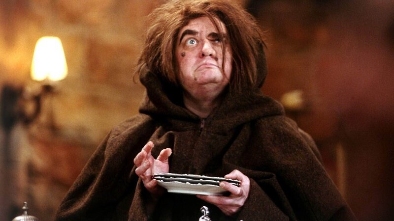 Spezialagentin Inge Lenßen (Hella von Sinnen)  Die Verwendung des sendungsbezogenen Materials ist nur mit dem Hinweis und Verlinkung auf RTL+ gestattet. – Bild: RTL /​ Constantin Film Verleih GmbH