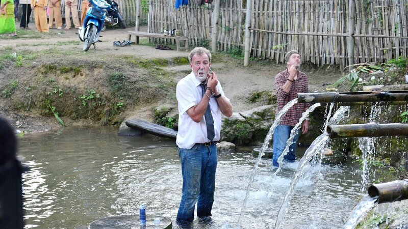 Jeremy Clarkson (l.) und James May erfrischen sich in Burma. – Bild: TVNOW /​ BBC Worldwide