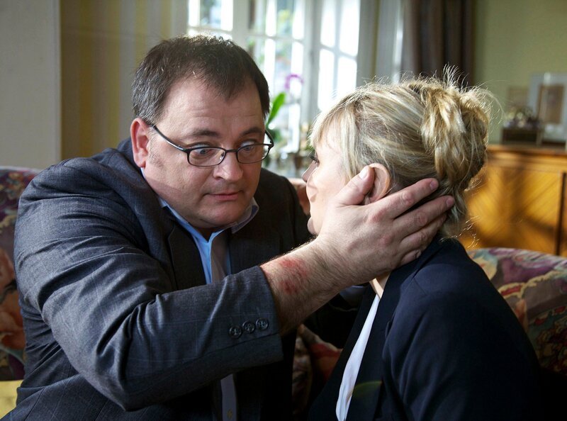 Lange herbeigesehnt hat Hans-Peter Brenner (Michael Trischan) den Besuch seiner Gabriele (Katharina Schubert) und dafür auch keine Diäten und Mühen gescheut. Doch als sie endlich da und der Moment perfekt ist, stellt Hans-Peter geschockt fest, dass sich bei ihm am ganzen Körper ein hässlicher Ausschlag gebildet hat. Stürmisch verlässt er das Haus mit einem banalen Vorwand und lässt Gabriele sitzen. – Bild: MDR/​Wernicke
