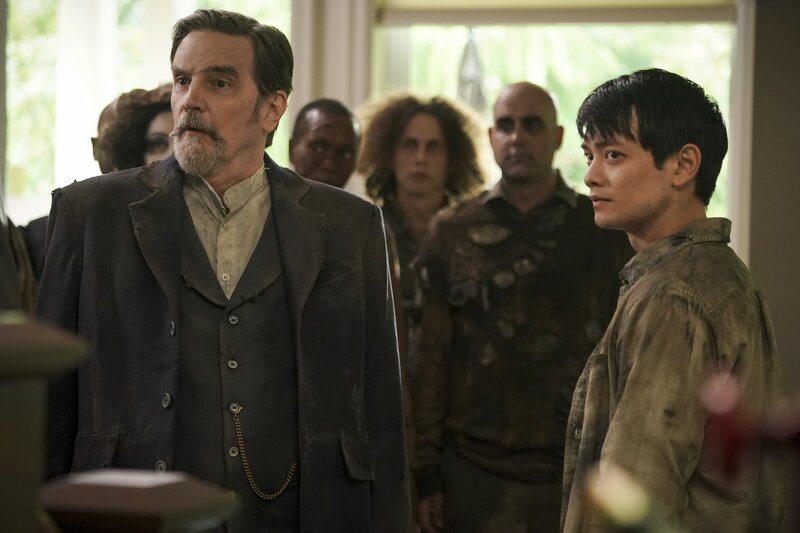 Francis Tumblety (Lane Davies, l.); Kevin Tran (Osric Chau, r.) – Bild: The CW Network, LLC /​ Colin Bentley