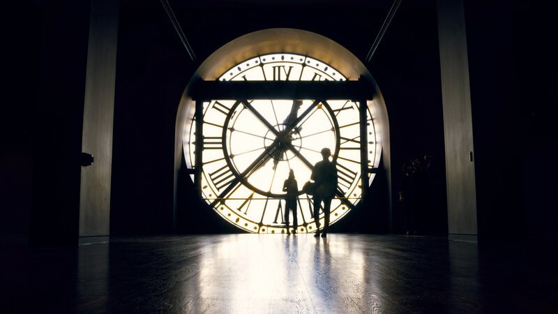 Uhren sind aus unserem heutigen Leben nicht mehr wegzudenken. Dabei ist es noch nicht einmal 200 Jahre her, dass die Welt eine einheitliche Zeit bekam, deren Zonen sich ausgehend vom Nullmeridian in Greenwich bei London berechnen. – Bild: ORF/​ZDF/​Jan Prillwitz