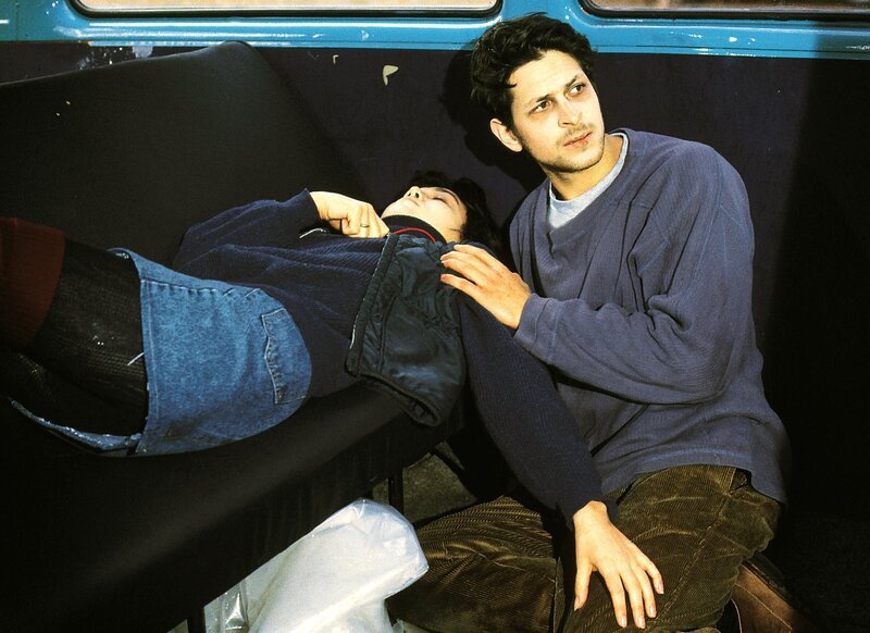 Lukas (Oliver Elias) ist aus seiner Bewusstlosigkeit aufgewacht und versucht seine Freundin Yoko (Alexandra Wilcke) zu wecken. – Bild: RTL