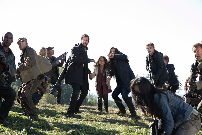 Still of Noah Wyle and Moon Bloodgood in Falling Skies (2011) – Bild: TURNER ENTERTAINMENT NETWORKS, INC. A TIME WARNER COMPANY. ALL RIGHTS RESERVED.