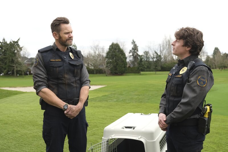 L-R: Frank Shaw (Joel McHale), Fred ‚Shred‘ Taylor (Michael Rowland) – Bild: Bettina Strauss /​ FOX Entertainment
