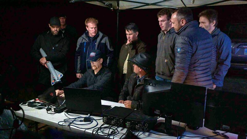 Travis Taylor (3.v.l), Bryant ‚Dragon‘ Arnold (l.), Thomas Winterton (4.v.r.), Erik Bard (5.v.r.) – Bild: aeboxlinkA /​ © THE HISTORY CHANNEL /​ Prometheus Entertainment