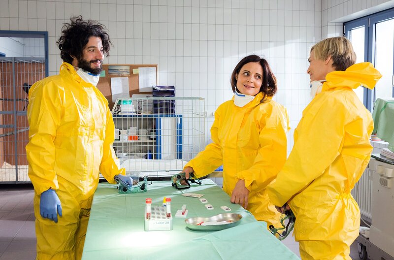 Aufatmen in der Dresdner Tierarztpraxis. Das eingeschleppte Erdmännchen ist nicht mit dem tödlichen Virus infiziert. Tierärztin Susanne Mertens (Elisabeth Lanz, Mitte) hat sich nicht infiziert! Die Dresdner Kollegen Kai (Manuel Mairhofer, links) und Frau Dr. Wörner (Gesine Cukrowski, rechts) freuen sich mit ihr. – Bild: ARD/​Steffen Junghans