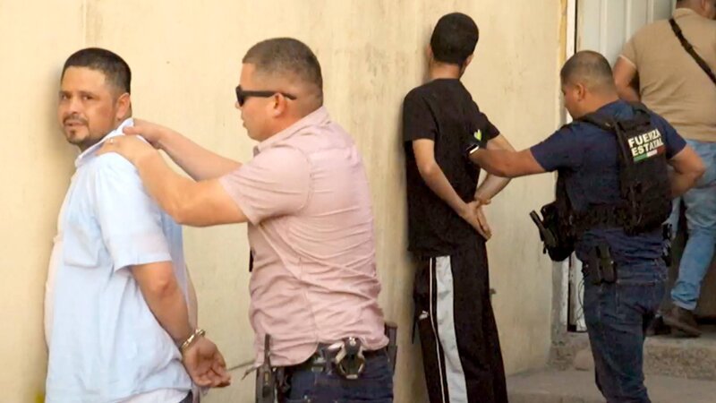 Die Verdächtigen werden von Beamten der K-9-Einheit festgenommen. – Bild: Crime + Investigation /​ A+E Global Media