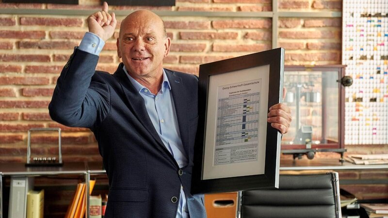 Direktor Rose (Ulrich Gebauer) zeigt sich voller Energie für seinen Job. – Bild: TVNOW /​ Frank Dicks