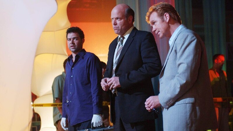 Auf den Rapper X-Large wurde ein Attentat verübt, bei dem dessen Bodyguard erschossen wurde. (v.r.) Lt. Horatio Caine (David Caruso), Detective Frank Tripp (Rex Linn) und Horatios Mitarbeiter Tim Speedle (Rory Cochrane) ermitteln. – Bild: TVNOW /​ CBS
