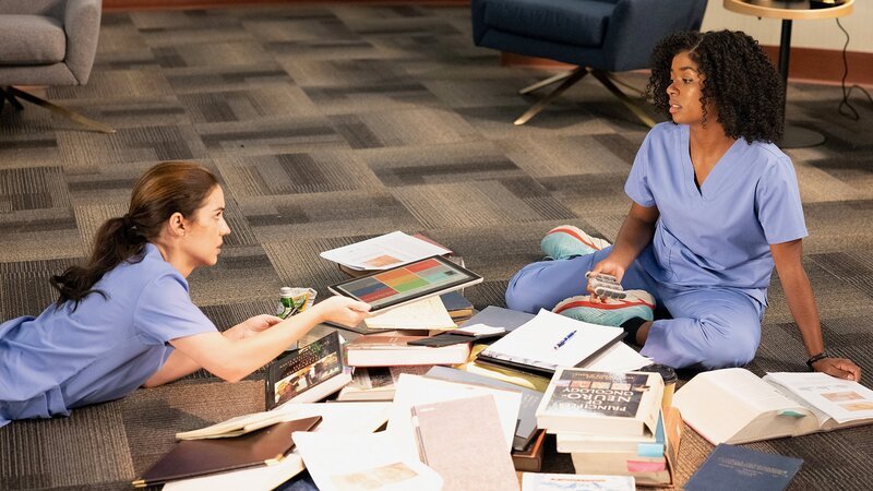 Müssen ein Rätsel lösen: Adelaide Kane als Dr. Jules Millin, Alexis Floyd als Dr. Simone Griffith – Bild: SRF/​ABC Studios /​ Liliane Lathan