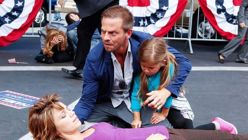 Die Detectives Lindsay Monroe Messer (Anna Belknap, l.) und Danny Messer (Carmine Giovinazzo), sowie deren Tochter Lucy (Brooklyn Silzer), nehmen an einer Kundgebung eines Politikers teil, als plötzlich ein Unbekannter eine Waffe zieht und abschießt … – Bild: RTL /​ CBS