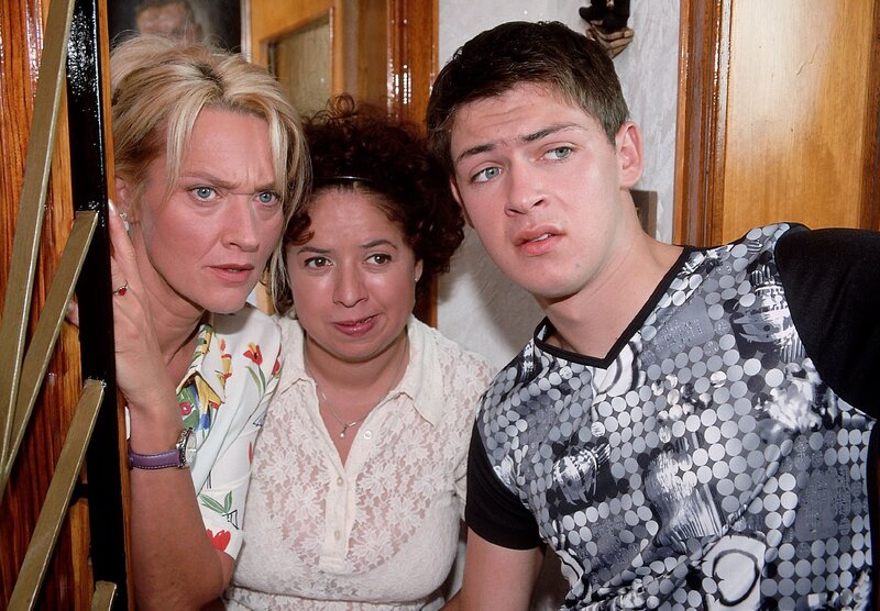 Warum hat Bernie Stiefel an und einen Spaten in der Hand? Der will doch nicht seine Mutter selbst beerdigen? Rita (Gaby Köster, l.), Gisi (Franziska Traub) und Kevin (Kevin Lorenz) sind fassungslos. – Bild: RTL /​ Guido Engels