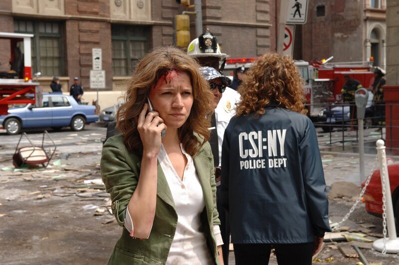 In einem Bürogebäude ist eine gewaltige Bombe detoniert. Die Detectives Monroe (Anna Belknap, l.) und Bonasera (Melina Kanakaredes) versuchen, die Situation unter Kontrolle zu bekommen. – Bild: CBS BROADCASTING INC.