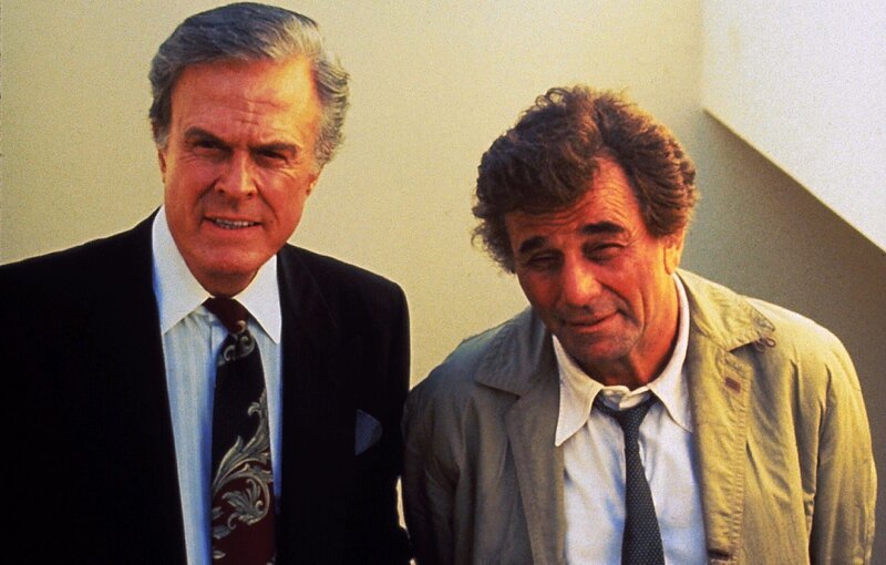 Columbo (Peter Falk) befragt Justins Vater (Robert Culp) zu dessen letzten Treffen mit Professor Rusk. – Bild: MG RTL D