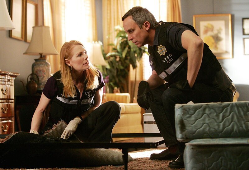 Die mysteriöse Todesserie reißt nicht ab, zwei weitere Opfer wurden gefunden. Catherine (Marg Helgenberger) und Hodges (Wallace Langham) suchen im Haus des ermordeten Ehepaares Martin nach Spuren. – Bild: RTL
