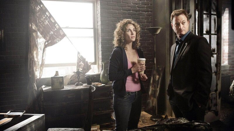 Mac Taylor (Gary Sinise) und Stella Bonasera (Melina Kanakaredes) gehen davon aus, dass der Brand in der Nachbarwohnung entstanden ist. – Bild: MG RTL D /​ CBS
