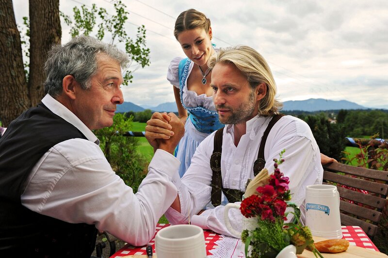 Biergarten-Eröffnung: Gitti (Kathleen Fiedler, M.) schlägt vor, dass André (Joachim Lätsch, l.) und Michael (Erich Altenkopf, r.) ihren Wohnungsstreit durch eine Partie Armdrücken lösen. – Bild: ARD/​Ann Paur