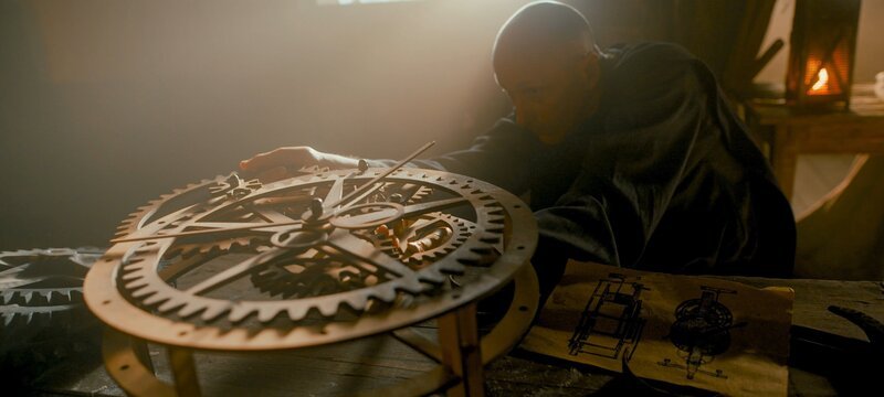 Mit der Erfindung der mechanischen Uhr verabschiedeten die Menschen sich von der Naturzeit. Bis dahin wurde die Zeit mit Wasser-, Sonnen-, Räucher- oder Kerzenuhren gemessen. – Bild: ORF/​ZDF/​Jan Prillwitz