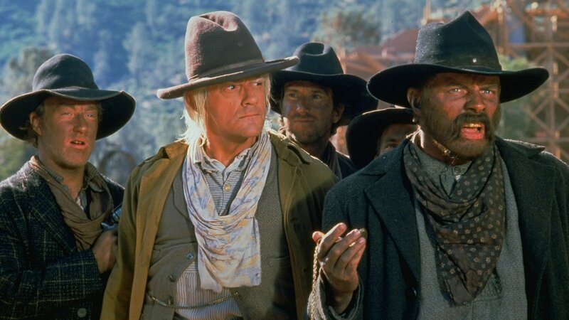 Doc Brown (Christopher Lloyd, 2.v.li.) und Buford ‚Mad Dog‘ Tannen (Thomas F. Wilson, re.) – Bild: RTL II