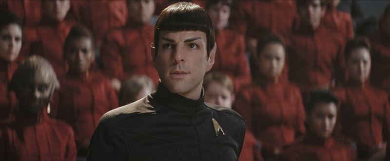 Commander Spock (Zachary Quinto) wird das Kommando auf der Enterprise übertragen. – Bild: Warner TV Serie