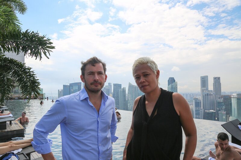 Giles Coren und Monica Galetti am Inifity Pool des „Marina Bay Sands“ in Singapur. – Bild: SRF/​BBC