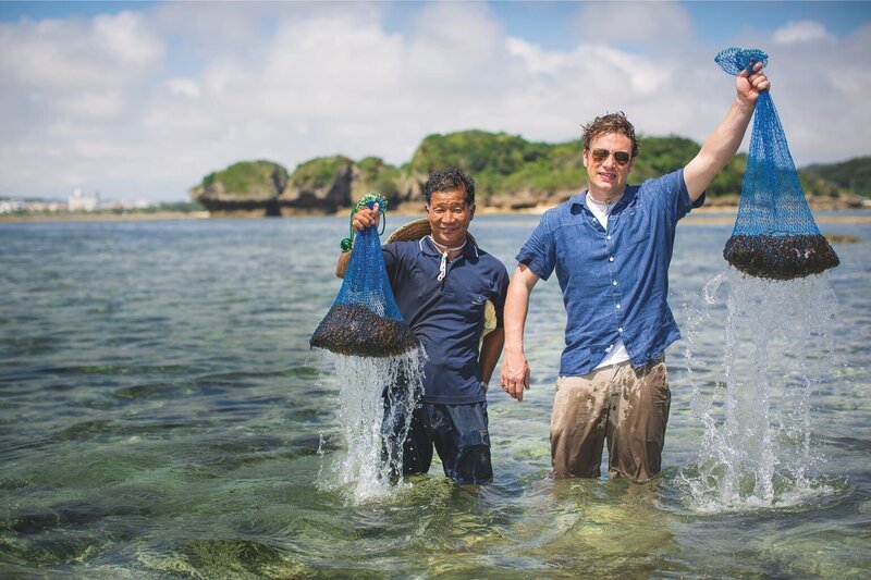 Die richtige Ernährung kann unser Leben nicht nur verändern, sondern es auch verlängern, darum bereist Jamie Oliver (r.) die Orte mit der gesündesten Ernährungsweise und sammelt bei den Einheimischen wertvolle Tipps … – Bild: Jamie Oliver Enterprise Ltd