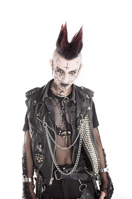 Cyber-Goth Casey bittet bei der Suche nach einem weniger beängstigenden und alltagstauglicheren Look um Hilfe – kann das Team einen Stil finden, der sowohl ihm, als auch der Öffentlichkeit zusagt? – Bild: Fremantle Media Enterprises Ltd.