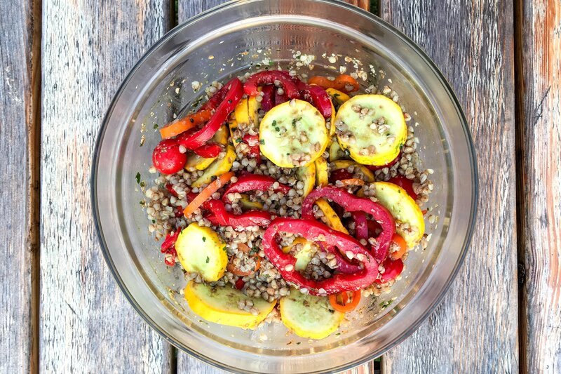 Gemüsesalat mit Buchweizengrütze: In der slowenischen Küche wird Buchweizen in all seinen Formen verarbeitet. Mit gekochten Buchweizenkörnern werden beispielsweise Salate und Suppen angereichert. – Bild: SRF/​Thomas Funk