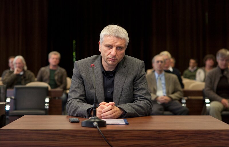 Kriminalhauptkommissar Franz Leitmayr (Udo Wachtveitl) gibt im Zeugenstand vor Gericht seine Aussage zu Protokoll. – Bild: BR/​Hagen Keller