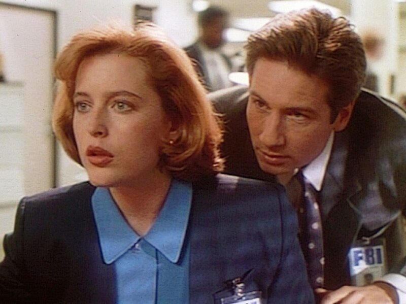 Die FBI-Agenten Dana Scully (Gillian Anderson, l.) und Fox Mulder (David Duchovny, r.) werden vom CIA angefordert, um bei der Lösung eines Falles voller unerklärbarer Phänomene zu helfen. – Bild: Twentieth Century Fox Film Corporation