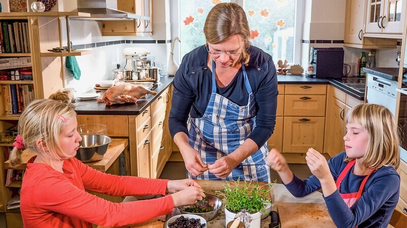 Zu Tisch Rheinland – Deutschland Johanna, Heidi und Elisabeth Kircher bereiten die Füllung für die Martinsgans zu. – Bild: SRF/​Dieter Stürmer