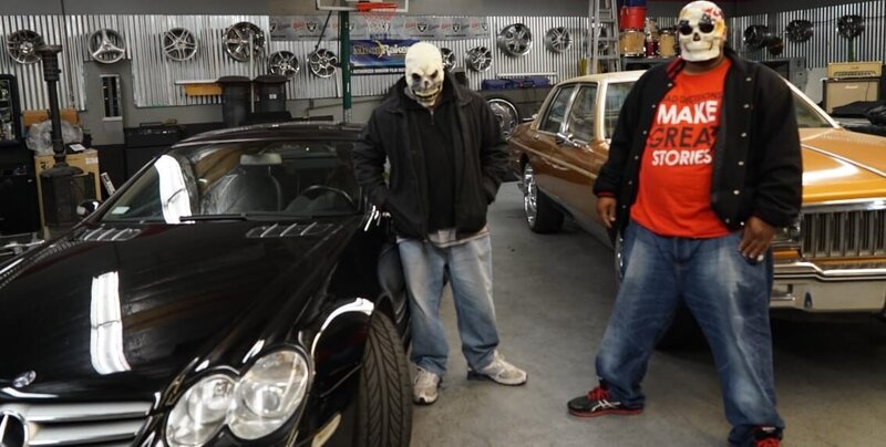 OAKLAND, CALIF. – ‚Sparks‘ and his colleague standing in front of two of their latest vehicles. – Bild: National Geographic Channels /​ Krystina Meens