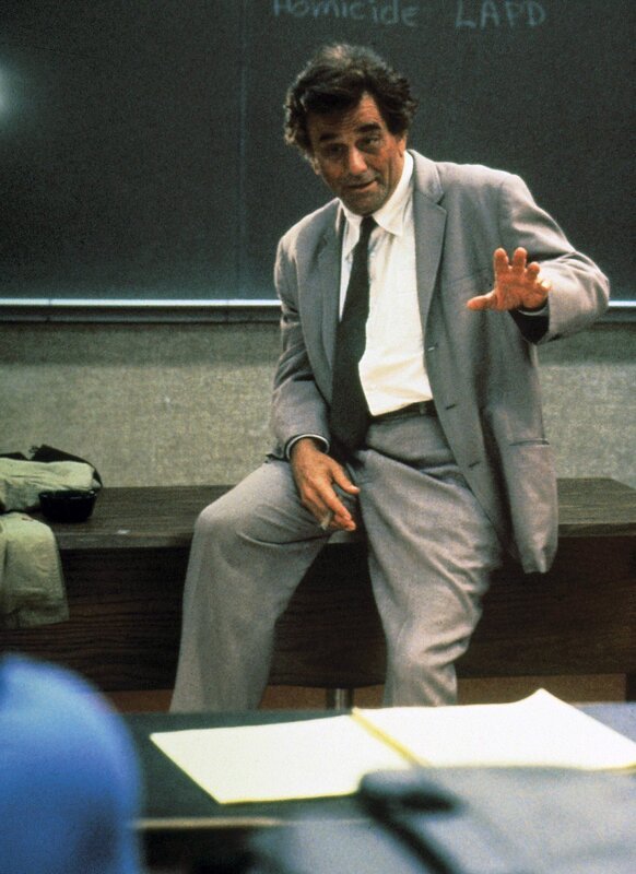 Lt. Columbo (Peter Falk) hält einen Gastvortrag an der Universität. Währenddessen wird der Kriminologe Professor Rusk ermordet. – Bild: SUPER RTL
