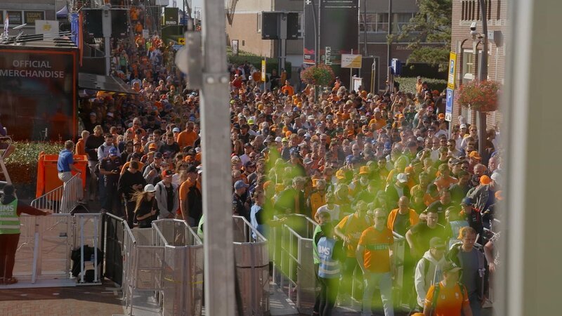 Eine große Gruppe von Formel-1-Fans kommt nach dem Großen Preis der Niederlande in Zandvoort, Niederlande, am Bahnhof von Zandvoort vorbei. – Bild: National Geographic