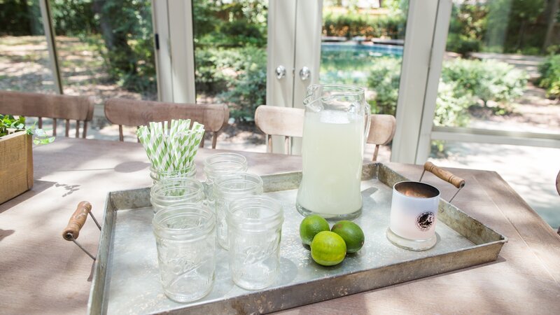 A close up of the serving tray on the dining room table in the formal dining room of the newly renovated Ferguson home, as seen on Fixer Upper. (after) – Bild: Rachel Whyte /​ HGTV /​ HGTV/​Scripps Networks, LLC.