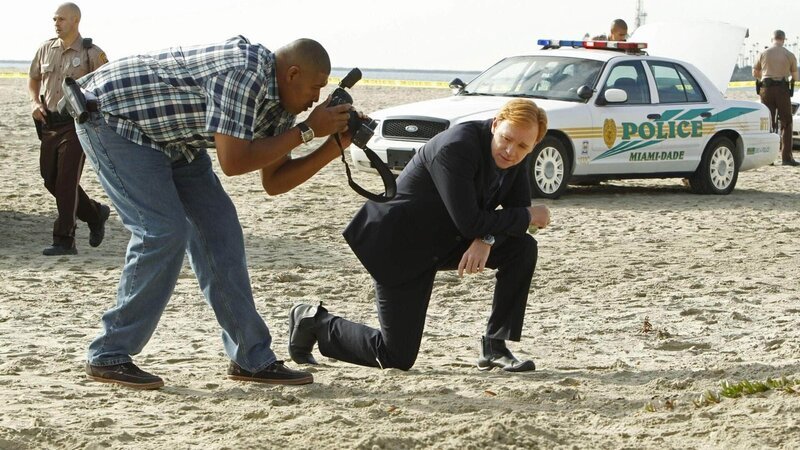Horatio (David Caruso, Mi.) und Walter (Omar Miller) nehmen den Fundort der Leiche unter die Lupe. Schnell wird Ihnen klar, dass sie es mit einem weiteren Opfer des Serienkillers Navarro zu tun haben. – Bild: MG RTL D /​ CBS