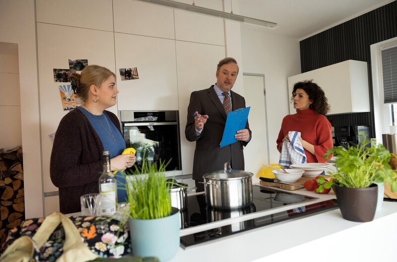 Dr. Ina Schulte (Isabell Gerschke) und Dr. Philipp Brentano (Thomas Koch) haben gerade erfahren, dass Sarah Marquardt und Philipps Frau Arzu mit einer Hochschwangeren im Fahrstuhl stecken geblieben sind. – Bild: MDR/​Saxonia Media/​Rudolf Wernicke